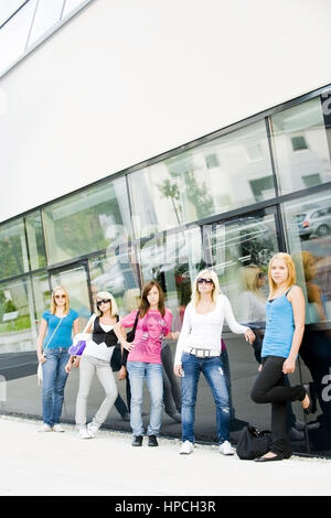 Cinque ragazze infront di scuola Foto Stock