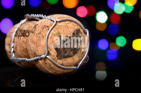 Tappo dello Champagne con la forma del Sud Africa bruciato in colorati e luci sfocate in background.(serie) Foto Stock