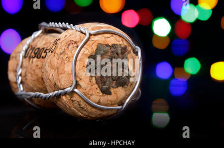 Tappo dello Champagne con la forma del Suriname bruciato in colorati e luci sfocate in background.(serie) Foto Stock