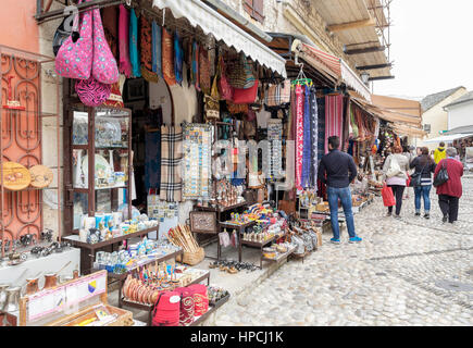 Negozio di souvenir in vendita nel centro storico mercato, Mostar, Bosnia Erzegovina Foto Stock