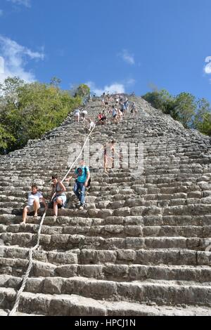 Coba , Messico - Gennaio 19, 2017: turisti tempio di arrampicata a Coba Yucatan Messico Foto Stock