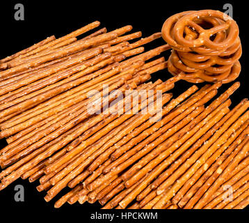 Primo piano di alcune sale bastoni e salatini in dark indietro Foto Stock