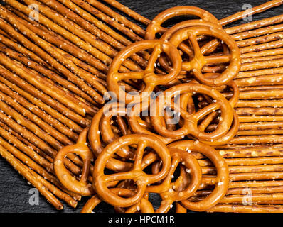 Primo piano di alcune sale bastoni e salatini in dark indietro Foto Stock