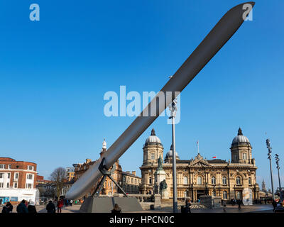 Scultura di lama nella parte anteriore del museo marittimo in Queen Victoria Square per Hull UK Città della cultura 2017 Hull Yorkshire Inghilterra Foto Stock