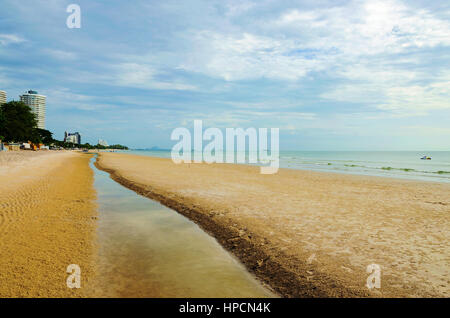 Spiaggia di Hua Hin in Thailandia con cielo nuvoloso Foto Stock