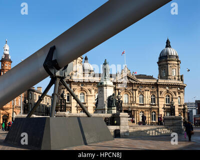 Scultura di lama nella parte anteriore del museo marittimo in Queen Victoria Square per Hull UK Città della cultura 2017 Hull Yorkshire Inghilterra Foto Stock