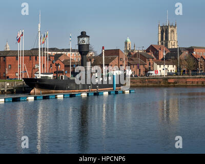 Nave leggera di ritorno a Hull Marina con Hull Minster in La città vecchia dietro Hull Yorkshire Inghilterra Foto Stock