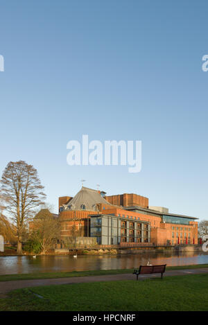 Royal Shakespeare Company Theatre, vista lungo il fiume Avon, Stratford-upon-Avon, Warwickshire, Inghilterra, Regno Unito Foto Stock