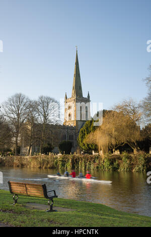 I rematori di canottaggio passato chiesa della Santa Trinità lungo il fiume Avon, Stratford-upon-Avon, Warwickshire, Inghilterra, Regno Unito Foto Stock