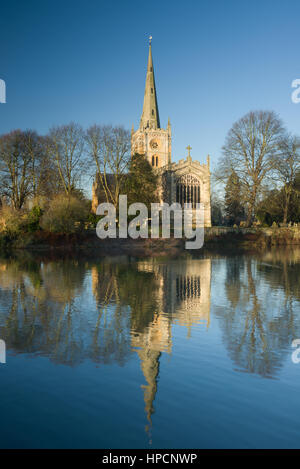 Chiesa della Santa Trinità si riflette nel fiume Avon su una mattina ancora in inverno, Stratford-upon-Avon, Warwickshire, Inghilterra, Regno Unito Foto Stock