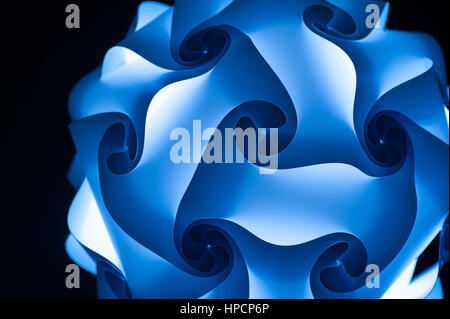 Disegno astratto lampadario blu su uno sfondo nero. Foto Stock
