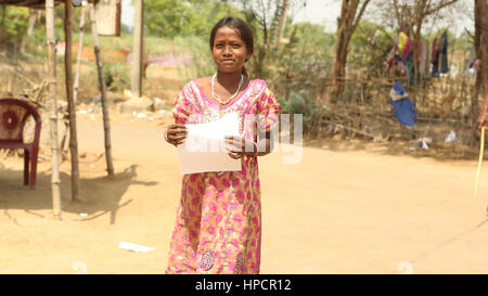 Unidentified felice indiano scuola rurale ragazza al loro villaggio in India Foto Stock