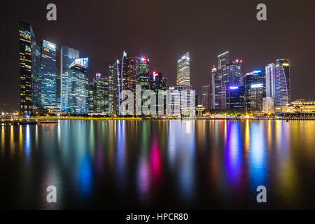 Singapore - Giugno 24, 2016: Singapore skyline illuminato e il quartiere finanziario vista notturna Foto Stock