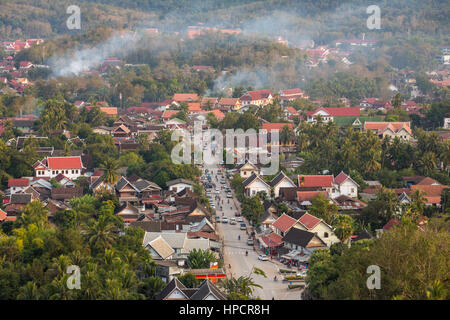 Vista dall'alto di Luang Prabang dal Monte Phousi durante il tramonto. Foto Stock