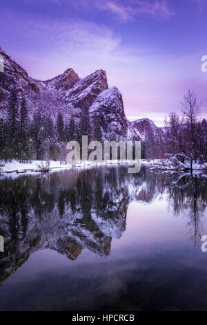 I tre fratelli sopra il fiume Merced in inverno, Yosemite National Park, California USA Foto Stock