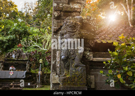 Protezione tradizionale demon statua scolpita in pietra scura sull isola di Bali, Indonesia Foto Stock