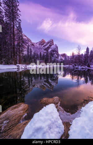 I tre fratelli sopra il fiume Merced in inverno, Yosemite National Park, California USA Foto Stock