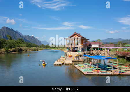 Vang Vieng, Laos - Gennaio 19, 2017: turisti non identificati sono il canottaggio kayak barche in Nam Song River in Vang Vieng, Laos Foto Stock