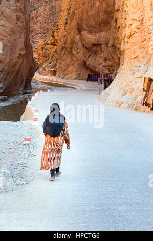 Tinghir, Marocco - Jan 05, 2017: donna marocchina tradizionale dressin va a Todgha Gorge è canyon in montagne Atlas, vicino a Tinghir city Foto Stock