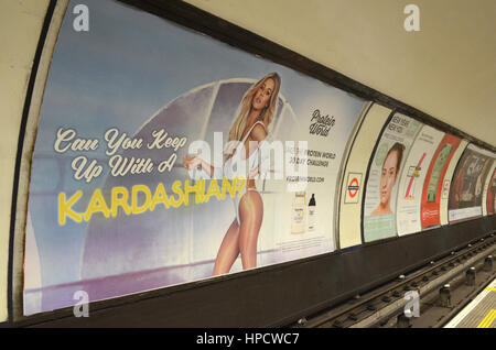 Londra, UK, 20/02/2017 il sindaco di Londra Sadiq Kahn vuole rimuovere ' tenere il passo con la Kardashian poster sulla metropolitana di Londra". Foto Stock