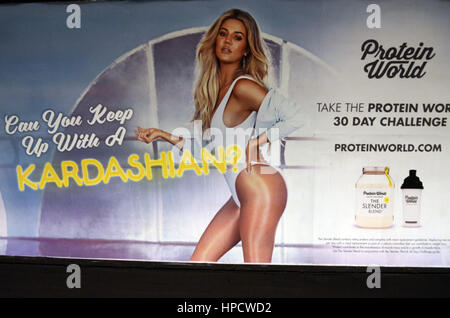 Londra, UK, 20/02/2017 il sindaco di Londra Sadiq Kahn vuole rimuovere ' tenere il passo con la Kardashian poster sulla metropolitana di Londra". Foto Stock