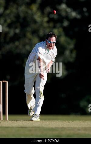 Marnhull CC 1XI vs Stalbridge CC 2a XI, Sabato, 13 Agosto, 2016 - Dorset - Inghilterra. Bowler in azione. Foto Stock