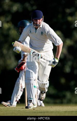 Marnhull CC 1XI vs Stalbridge CC 2a XI, Sabato, 13 Agosto, 2016 - Dorset - Inghilterra. Battitore in azione. Foto Stock