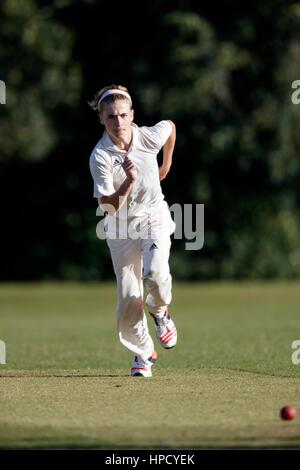 Marnhull CC 1XI vs Stalbridge CC 2a XI, Sabato, 13 Agosto, 2016 - Dorset - Inghilterra. Bowler in azione Foto Stock