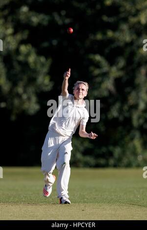 Marnhull CC 1XI vs Stalbridge CC 2a XI, Sabato, 13 Agosto, 2016 - Dorset - Inghilterra. Bowler in azione Foto Stock