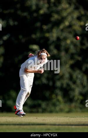 Marnhull CC 1XI vs Stalbridge CC 2a XI, Sabato, 13 Agosto, 2016 - Dorset - Inghilterra. Bowler in azione Foto Stock