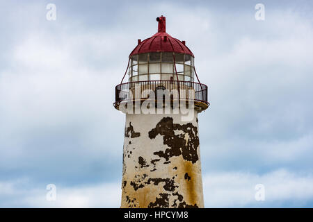 Il meteo battuto lantern house di punto di Ayr Faro sulla spiaggia Talacre, Galles Foto Stock