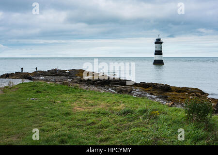 I pescatori di pesce Dinmor off punto dalla Trwyn Du faro in Anglesey, Galles Foto Stock