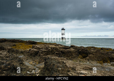 Trwyn Du faro attraverso le rocce in Anglesey, Galles Foto Stock
