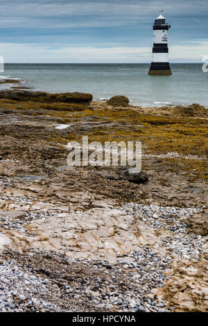 Trwyn Du faro attraverso le rocce in Anglesey, Galles Foto Stock