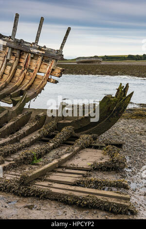 Due decadendo barca relitti in Afon Goch estuario vicino Dulas, Anglesey, Galles Foto Stock