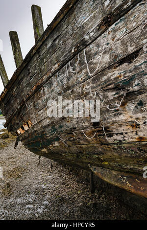 Lo scafo di una barca di decadimento relitto nell'Afon Goch estuario vicino Dulas, Anglesey, Galles Foto Stock