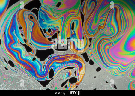 Abstract psichedelico formata dalla luce sulla superficie di una bolla di sapone Foto Stock