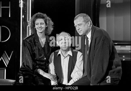 Der Komiker, Kabarettist, Sänger und Schauspieler Dieter Hallervorden (Mitte) mit Tochter Nathalie und Gerhard Schmitt Thiel, Deutschland 1980er Jahre. Comico tedesco, artista di cabaret, cantante e attore Dieter Hallervorden (al centro) con la figlia Nathalie e Gerhard Schmitt Thiel, Germania degli anni ottanta. Foto Stock