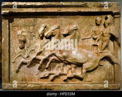 Rilievo votivo per un carro vittoria da Skala Oropou ( Attica Grecia ) 400 BC chariot gara con quattro cavalli Foto Stock