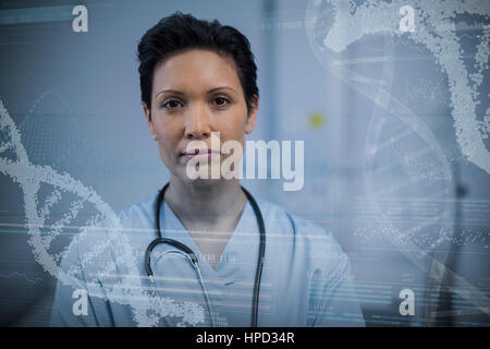 Vista panoramica di elica di informazioni di configurazione sul dispositivo schermo contro il ritratto femminile di infermiera in Ward Foto Stock