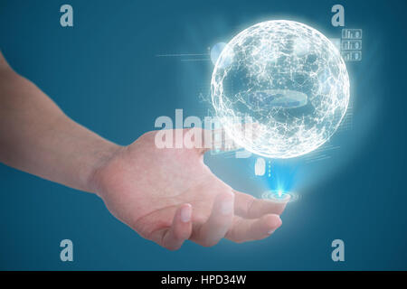 Mano di uomo fingendo di tenere un oggetto invisibile contro blu Foto Stock