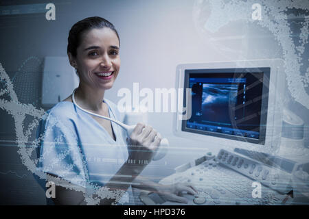 Vista panoramica del modello di helix informazioni sulla schermata del dispositivo contro un infermiere mediante dispositivo a ultrasuoni Foto Stock