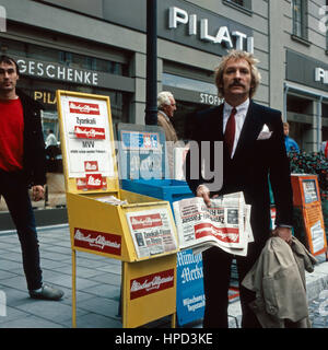 Episodio 'Dcome Volk sieht nichts' aus der Fernsehserie " Kir Royal', Deutschland 1986, Regie: Helmut Dietl, Darsteller: Franz Xaver Kroetz Foto Stock