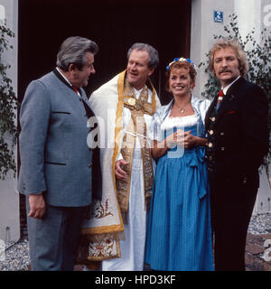 Episodio 'Dcome Volk sieht nichts' aus der Fernsehserie " Kir Royal', Deutschland 1986, Regie: Helmut Dietl, Darsteller: Willy Harlander, Karl Obermayr, Senta Berger, Franz Xaver Kroetz Foto Stock