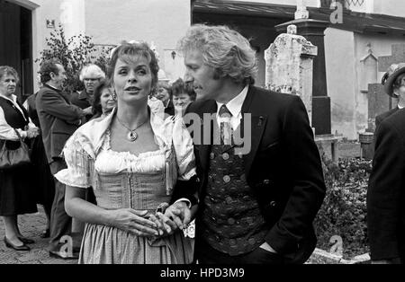 Episodio 'Dcome Volk sieht nichts' aus der Fernsehserie " Kir Royal', Deutschland 1986, Regie: Helmut Dietl, Darsteller: Senta Berger, Franz Xaver Kroetz Foto Stock