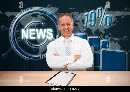 Sorridente manager con le braccia incrociate in magazzino nei confronti del nero Foto Stock