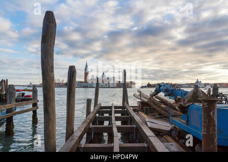 Una vista del Canal Grande e la Chiesa di San Giorgio Maggiore a Venezia, Italia. Foto Stock