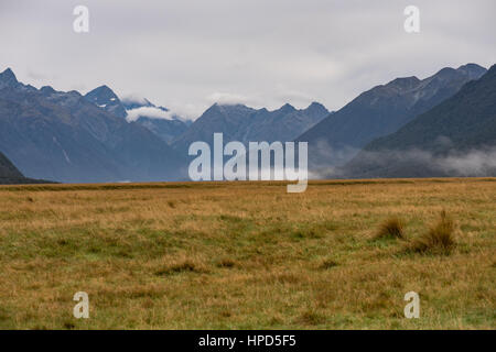 Vista su tutta la valle di Eglinton dal Milford autostrada, Parco Nazionale di Fiordland, South Island, in Nuova Zelanda. Foto Stock