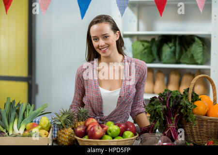 Ritratto di donna fornitore permanente al contatore nel negozio di alimentari Foto Stock