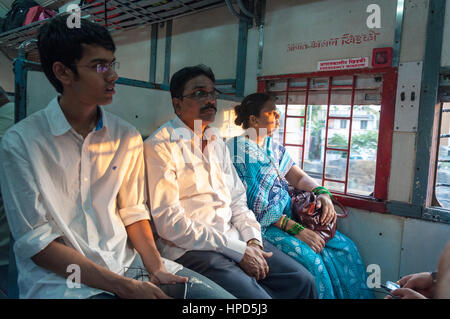 Persone su un treno in Mumbai, India Foto Stock